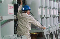 國網員工認真工作