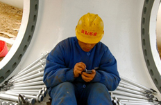 工人正在精細測算