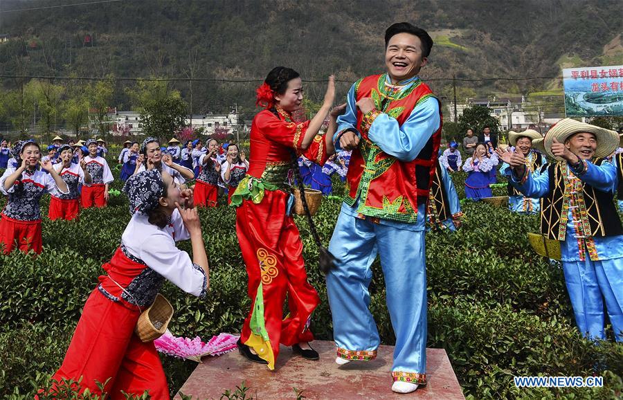 CHINA-SHAANXI-PINGLI-TEA GARDEN-FOLK DRAMA SHOW (CN)