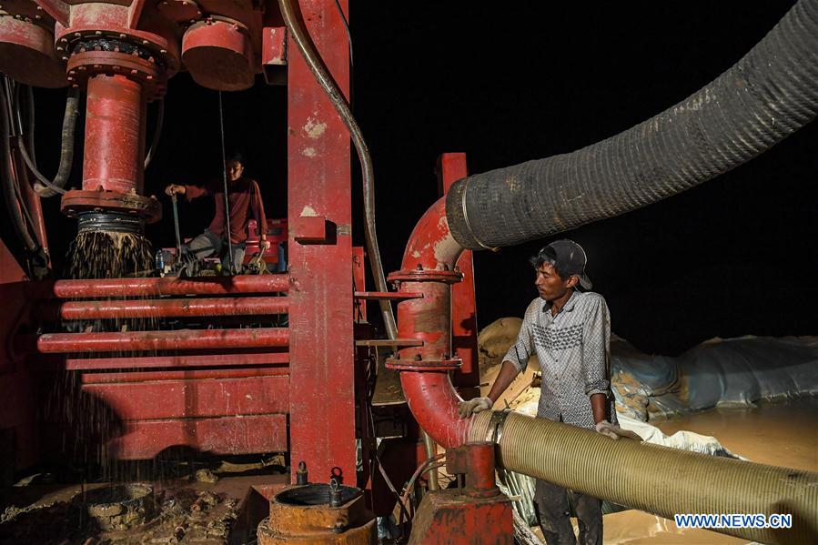CHINA-XINJIANG-TAKLIMAKAN-DESERT ROAD-UNDER CONSTRUCTION (CN)