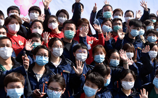 稟父老：樓蘭破，人平安，白衣戰士把家還！