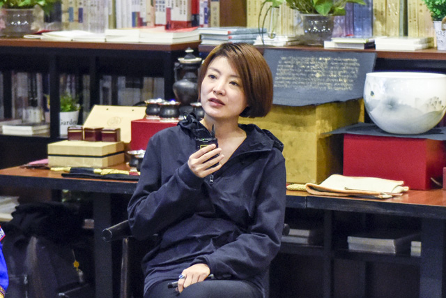 秦思：堅持還是因為熱愛，我一直想把有意義的事情做得有意思。我希望有更多的人來關注非遺文化，把文化融入到工藝當中。