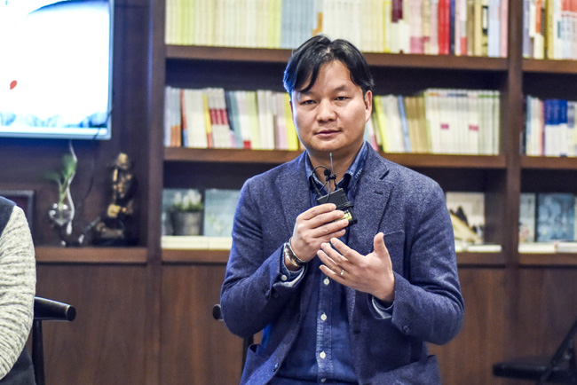 丁大為：烏銅走銀有三百年的歷史了，是云南地區獨有的技藝。這門技藝入門大概需要3年，學成需要20年。用語言去表達它其實是很難的。