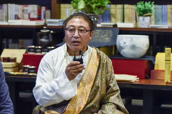 安久·白瑪群加：絕對不能為了錢做手藝的傳承人，傳承手藝是因?yàn)槲覀冇袀鞒忻褡逄厣幕呢?zé)任，要時(shí)刻謹(jǐn)記這一份責(zé)任。