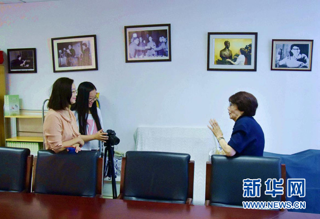 播音室里跟打仗一樣。從夜不能寐的緊張，到全神貫注的投入，用良好的習慣和過硬的專業素質來化險為夷。