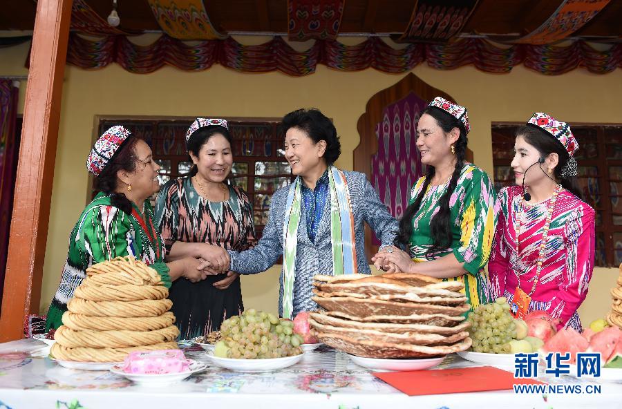 　9月26日，中共中央政治局委員、國務院副總理、中央代表團副團長劉延東率中央代表團分團到和田地區看望慰問各族干部群眾。這是劉延東在和田市吉亞鄉喀勒塔吐格曼村與維吾爾族群眾在一起。新華社記者張領攝