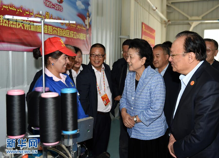 9月28日,中共中央政治局委員、國務(wù)院副總理、中央代表團(tuán)副團(tuán)長劉延?xùn)|率中央代表團(tuán)分團(tuán)赴阿克蘇地區(qū)、伊犁哈薩克自治州慰問,與各族干部群眾共度節(jié)日、共享歡樂。這是劉延?xùn)|在阿克蘇紡織工業(yè)城慰問棉紡工人。新華社記者張領(lǐng)攝 9月28日,中共中央政治局委員、國務(wù)院副總理、中央代表團(tuán)副團(tuán)長劉延?xùn)|率中央代表團(tuán)分團(tuán)赴阿克蘇地區(qū)、伊犁哈薩克自治州慰問,與各族干部群眾共度節(jié)日、共享歡樂。這是劉延?xùn)|在阿克蘇紡織工業(yè)城慰問棉紡工人。新華社記者張領(lǐng)攝
