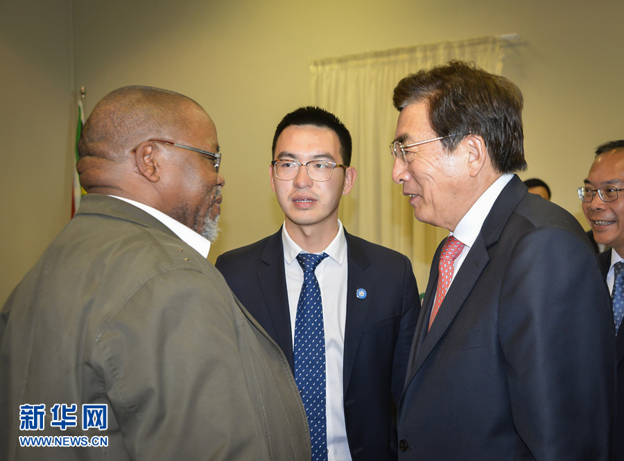 3月26日，中共中央政治局委員、北京市委書記郭金龍（前右）在南非約翰內(nèi)斯堡與執(zhí)政的南非非洲人國(guó)民大會(huì)總書記曼塔謝（前左）舉行工作會(huì)談。  新華社記者趙熙攝