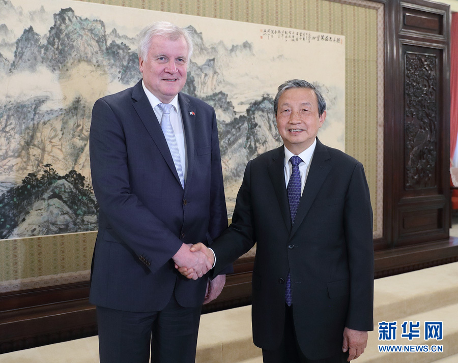 5月10日,國務院副總理馬凱在北京中南海紫光閣會見德國巴伐利亞州州長、基社盟主席霍斯特·澤霍費爾一行。 新華社記者王曄攝 5月10日,國務院副總理馬凱在北京中南海紫光閣會見德國巴伐利亞州州長、基社盟主席霍斯特·澤霍費爾一行。 新華社記者王曄攝