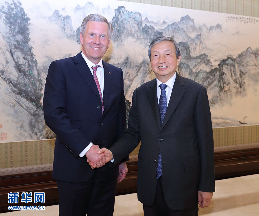 6月13日,國務院副總理馬凱在北京中南海紫光閣會見德國前總統、全球中小企業聯盟全球主席武爾夫。 新華社記者 王曄 攝 6月13日,國務院副總理馬凱在北京中南海紫光閣會見德國前總統、全球中小企業聯盟全球主席武爾夫。 新華社記者 王曄 攝