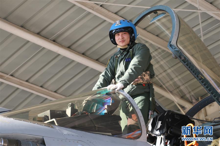 （建軍90周年·英雄·圖文互動(dòng)）（1）聽，渤海灣有風(fēng)吹過來——追記海軍某艦載航空兵部隊(duì)一級(jí)飛行員張超