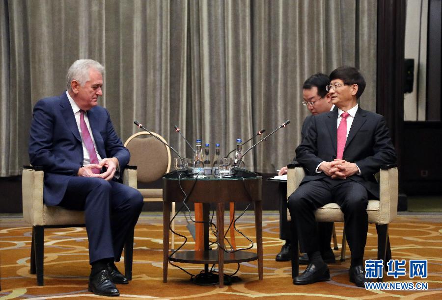 9月11日，在塞爾維亞首都貝爾格萊德，習近平主席特使、中共中央政治局委員、中央政法委書記孟建柱（右）會見塞爾維亞前總統尼科利奇（左）。新華社記者王慧娟攝