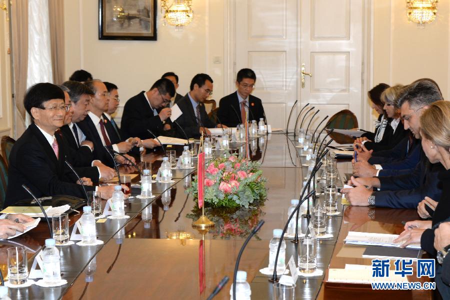 9月12日，克羅地亞總理普連科維奇（右二）在首都薩格勒布會見到訪的習近平主席特使、中共中央政治局委員、中央政法委書記孟建柱（左一）。新華社記者高磊攝