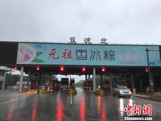 網傳車輛被淹的收費站現(xiàn)狀。 鐘欣 攝