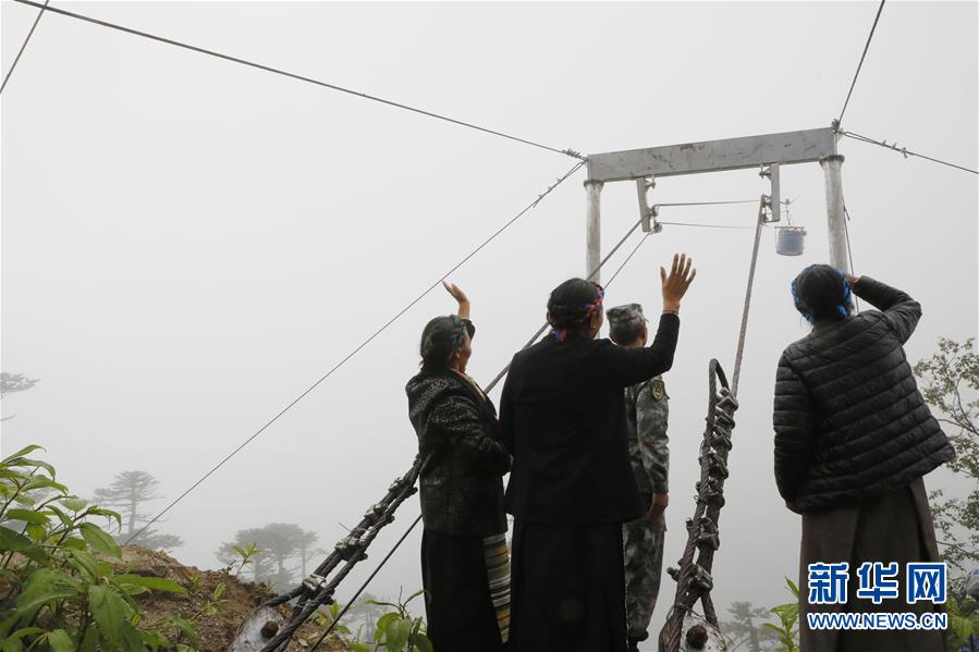 （圖文互動）（6）特寫：“八一”禮物，飛向云端哨所