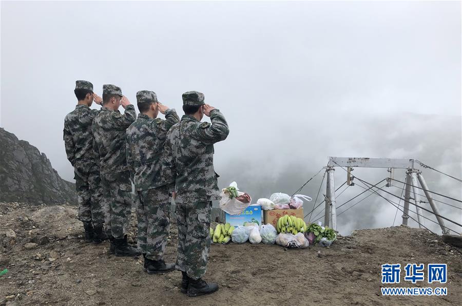 （圖文互動）（9）特寫：“八一”禮物，飛向云端哨所