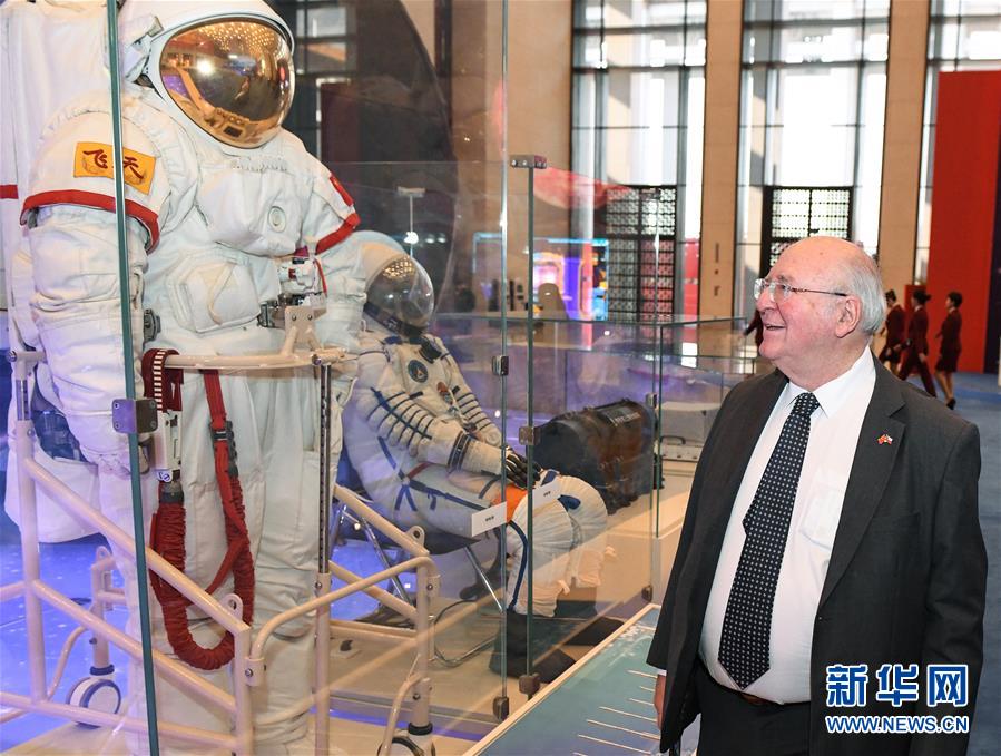 (文化)(2)“偉大的變革——慶祝改革開放40周年大型展覽” 迎來外賓專場