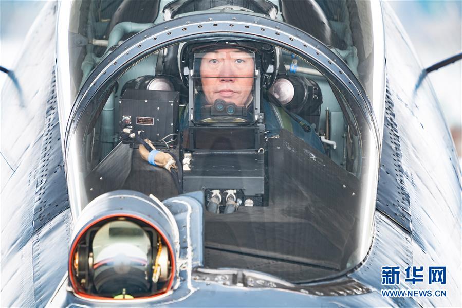 (新華全媒頭條·圖文互動(dòng))(2)戰(zhàn)鷹,為祖國奮飛——記空軍航空兵某旅旅長、特級(jí)飛行員郝井文