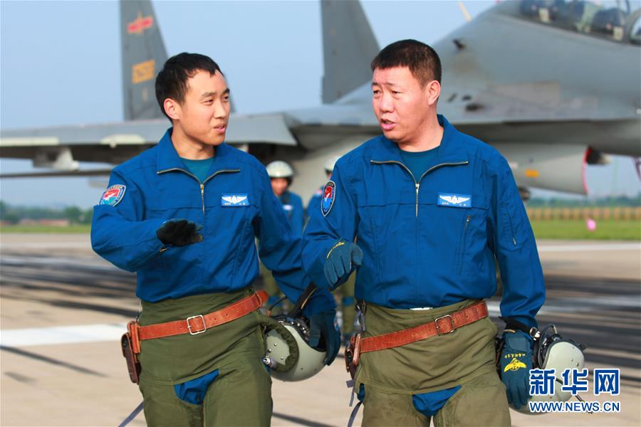 (新華全媒頭條·圖文互動(dòng))(3)戰(zhàn)鷹,為祖國奮飛——記空軍航空兵某旅旅長、特級(jí)飛行員郝井文