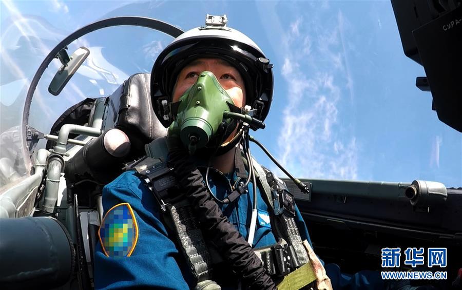 (新華全媒頭條·圖文互動(dòng))(6)戰(zhàn)鷹,為祖國奮飛——記空軍航空兵某旅旅長、特級(jí)飛行員郝井文