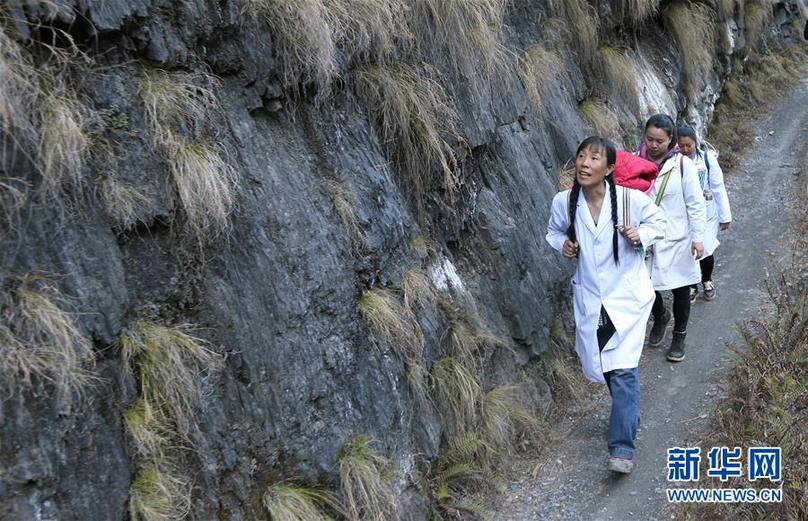 (新華全媒頭條·圖文互動)(1)大峽谷里的“背簍醫生”