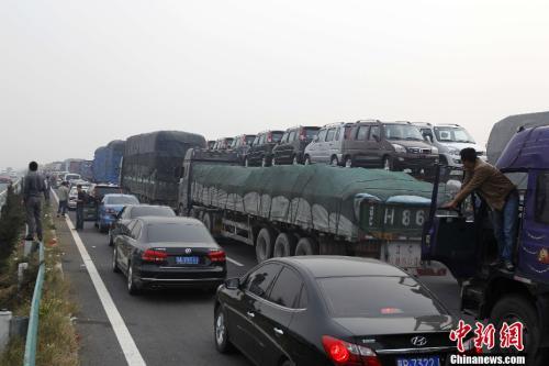 資料圖：高速擁堵不堪。<a target='_blank' ><p  align=