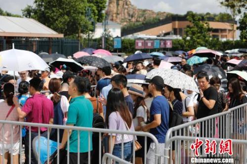 資料圖：游客排隊(duì)等待安檢。殷立勤 攝