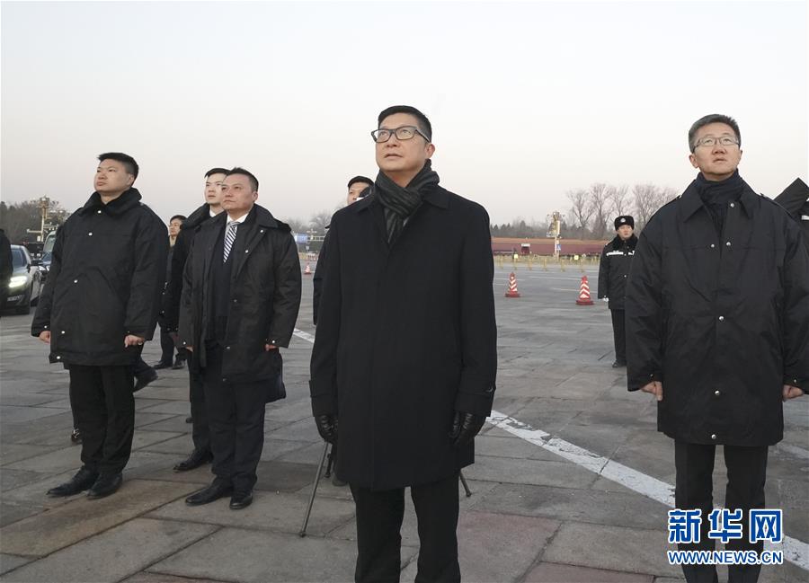 (社會)(2)香港警務(wù)處處長鄧炳強(qiáng)率團(tuán)觀看天安門廣場升國旗儀式