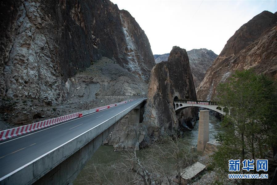 (新華全媒頭條·圖文互動)(8)格桑花開滿天路——寫在川藏公路通車65周年之際