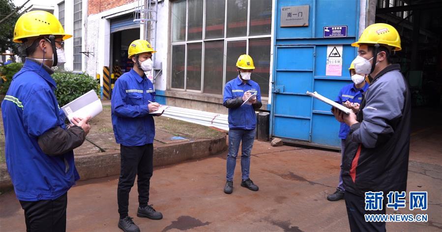 (來自經濟前沿的故事·企業復工復產·圖文互動)(3)戴口罩、測體溫進公司——廣西柳工復工見聞