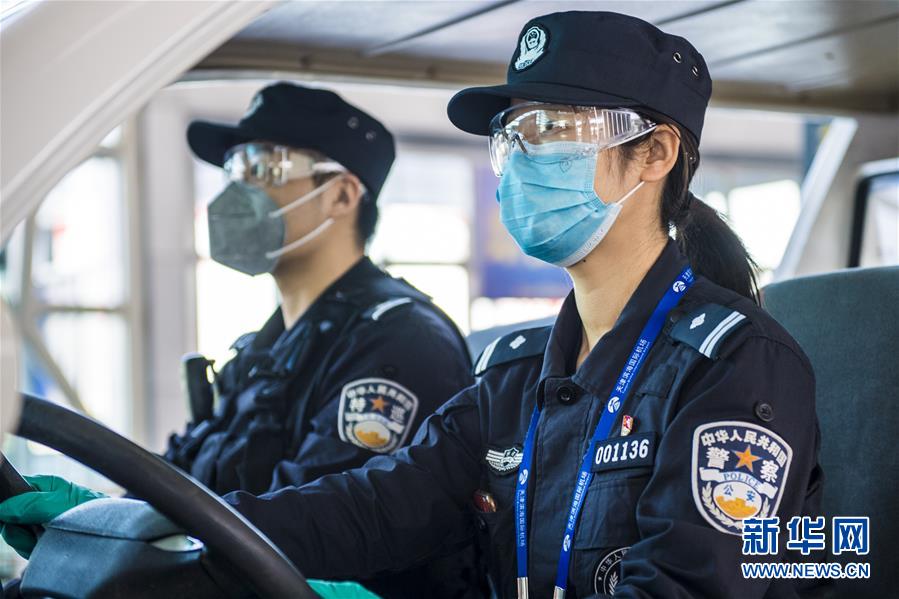 (聚焦疫情防控·圖文互動)(2)愛在“疫”起——四對“80后”夫妻的“逆行”表白