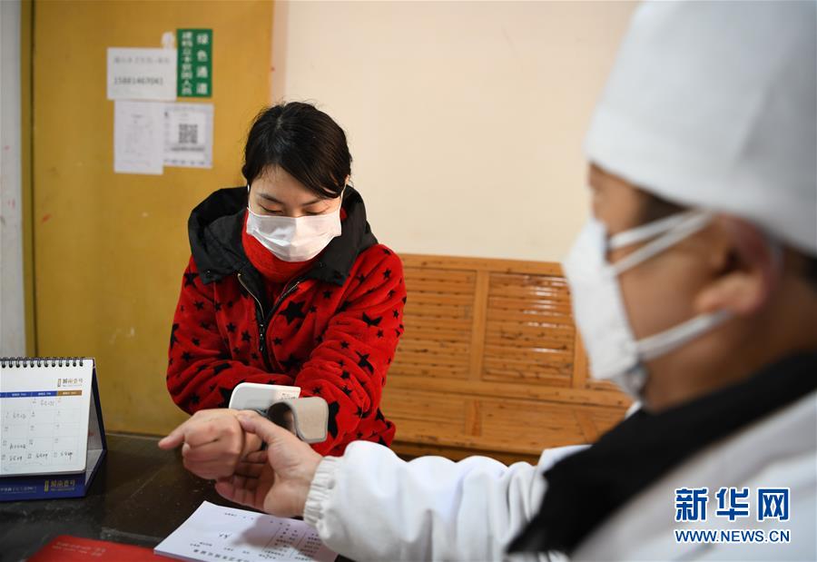 (抓好經(jīng)濟發(fā)展 應(yīng)對復雜局面·圖文互動)(1)2500萬農(nóng)民工如何安全返崗?——農(nóng)民工大省四川復工觀察