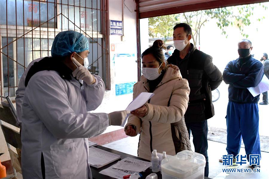 (抓好經(jīng)濟發(fā)展 應(yīng)對復雜局面·圖文互動)(3)2500萬農(nóng)民工如何安全返崗?——農(nóng)民工大省四川復工觀察