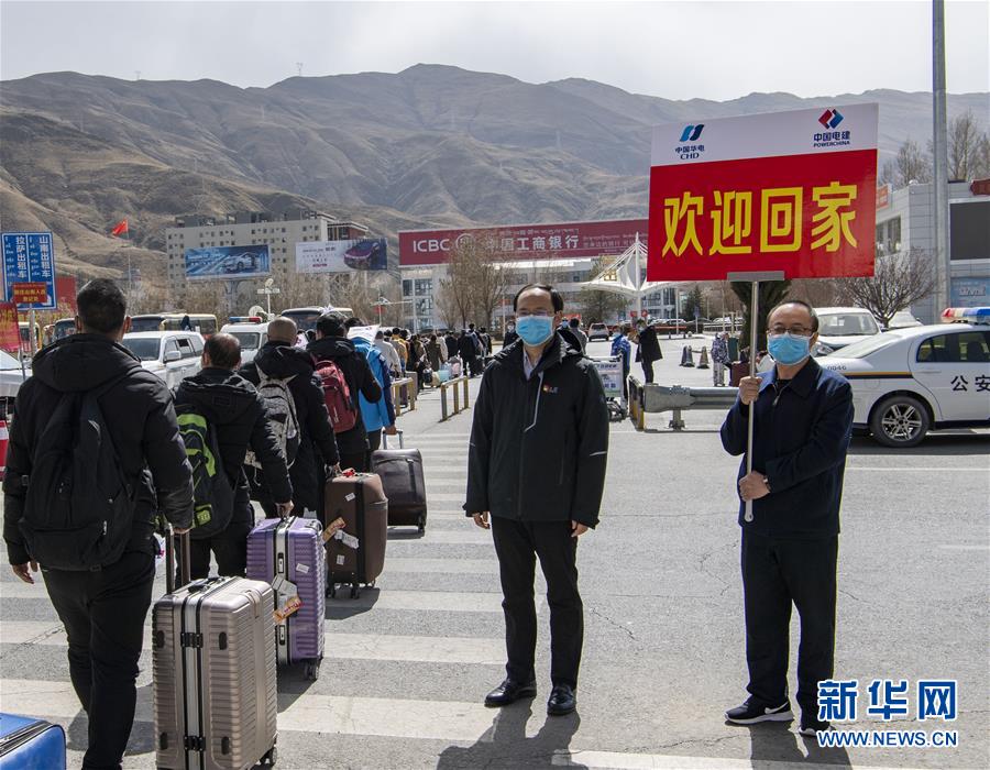 (聚焦疫情防控·圖文互動)(3)“我們也想著早日復工”——127名農(nóng)民工乘坐包機返藏復工側(cè)記
