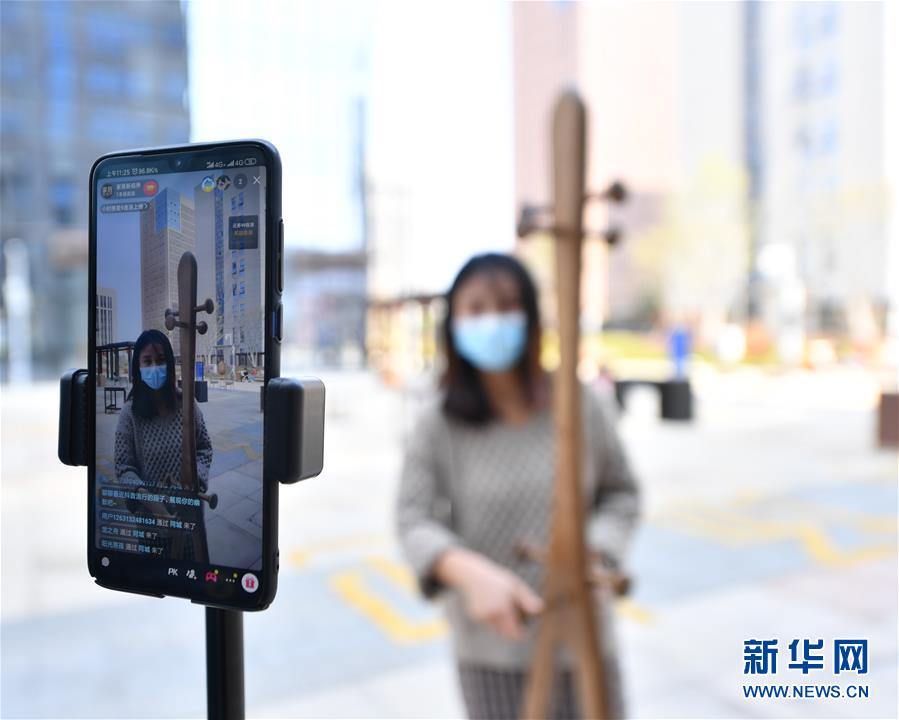 (圖文互動)(1)展會變直播 員工變網紅——千億元家具產業別樣復工復產路