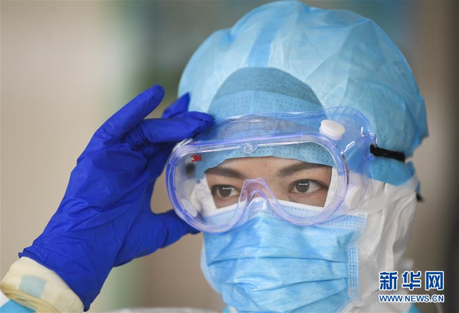 (一線抗疫群英譜·圖文互動)(4)“我已躬身入局,勢要共渡難關(guān)!”——戰(zhàn)“疫”一線醫(yī)生黃霞