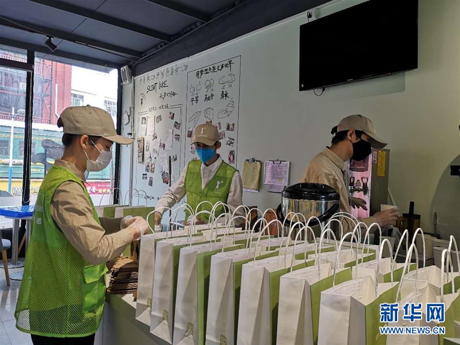 (新華全媒頭條·圖文互動)(10)星火成炬——記戰(zhàn)“疫”中的志愿服務(wù)英雄