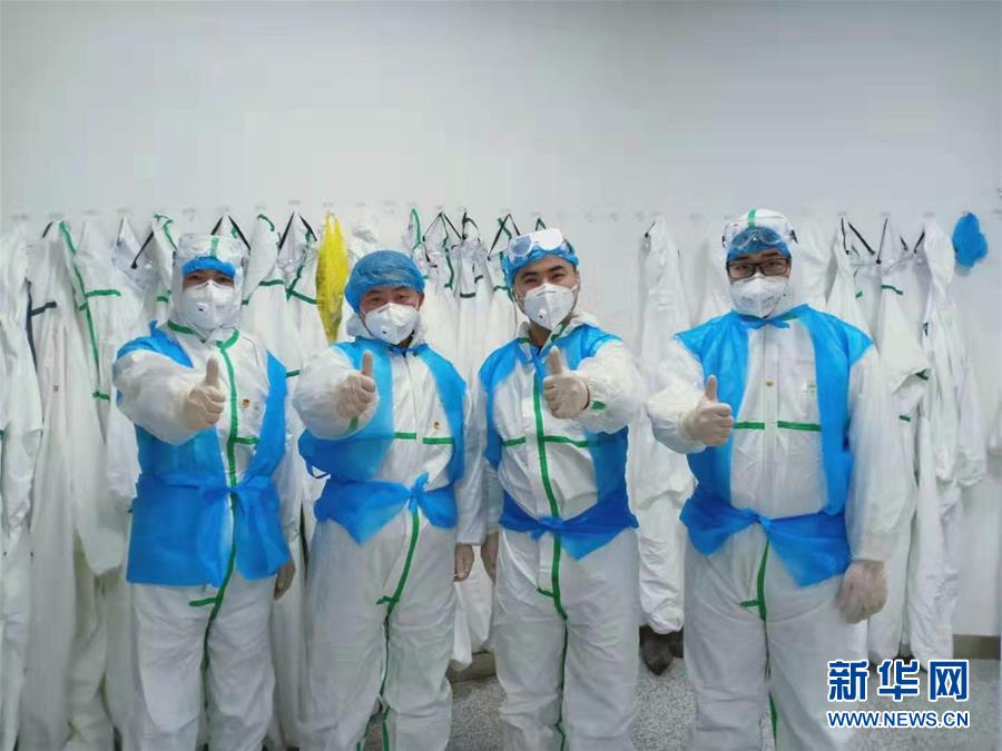 (新華全媒頭條·圖文互動)(9)星火成炬——記戰(zhàn)“疫”中的志愿服務(wù)英雄