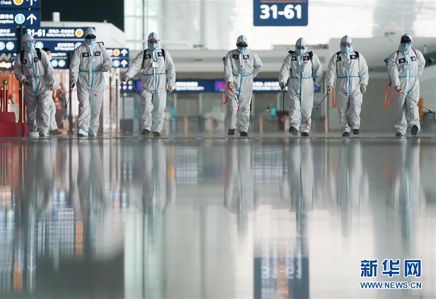 (聚焦疫情防控)(4)武漢天河機(jī)場(chǎng)為復(fù)航開展消殺作業(yè)