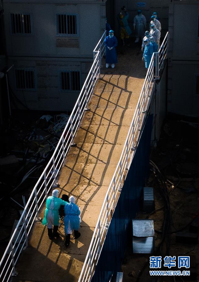 （聚焦疫情防控·圖文互動）（10）分秒必爭！一切為了治病救人——中國抗疫生命至上的生動實(shí)踐