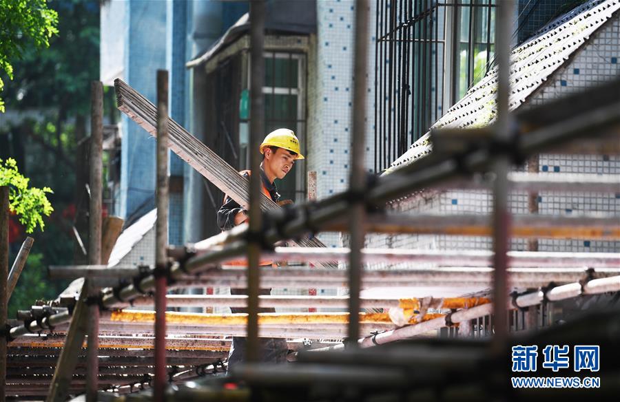 (新華全媒頭條·兩會精神看落實·圖文互動)(8)努力讓群眾看到變化得到實惠——落實全國兩會精神持續(xù)保障和改善民生述評