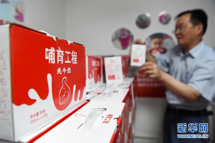 (圖文互動)(4)烏魯木齊:實施“哺育工程” 23萬余學齡前兒童免費喝牛奶