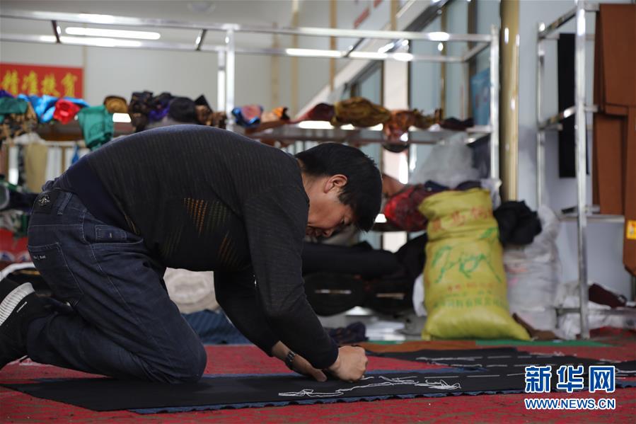 （決戰決勝脫貧攻堅·圖文互動）（2）電商扶貧鋪就藏區脫貧致富“快車道”