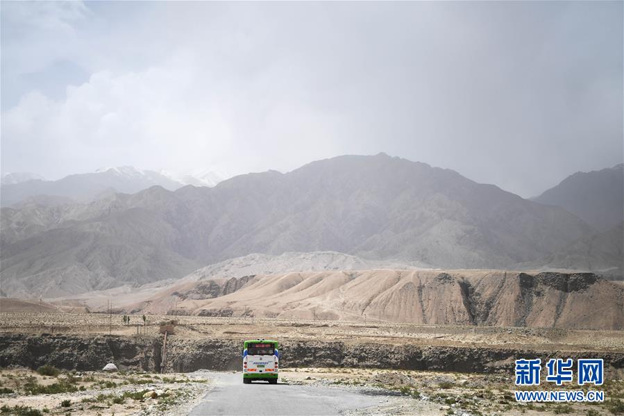 (決戰決勝脫貧攻堅·聚焦三區三州·圖文互動)(2)昆侖山村建起停車場