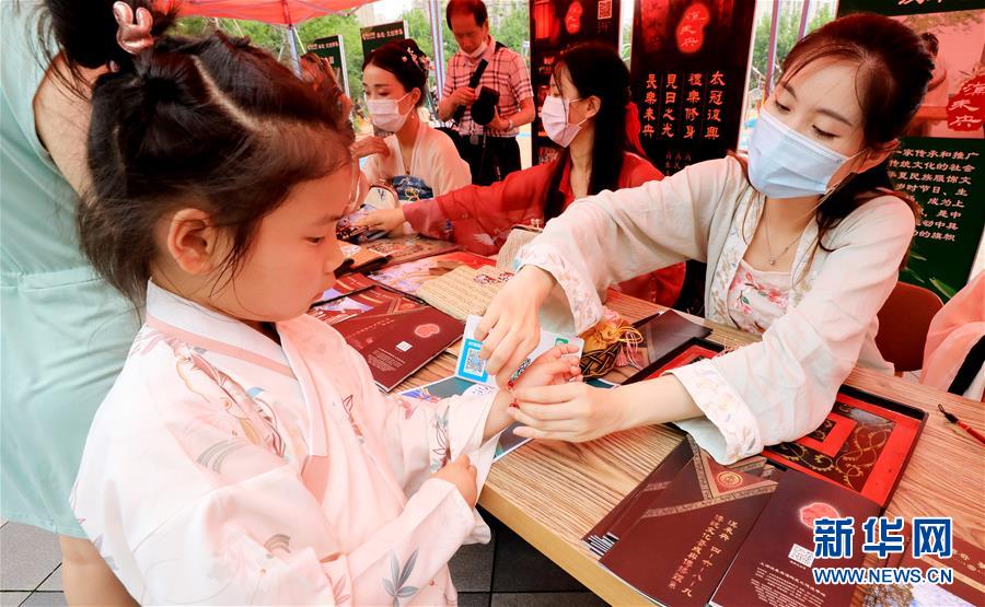 (新華全媒頭條·圖文互動)(7)線上線下消費升溫 文旅活動邁上“云端”——端午假期透視我國經濟高質量發展新動力