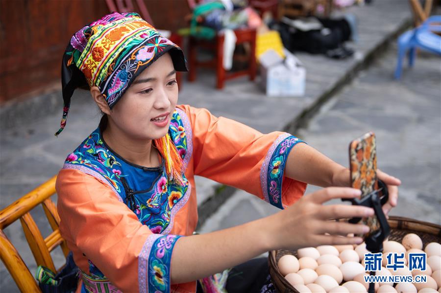 (新華全媒頭條·走向我們的小康生活·圖文互動)(6)那山,那人,那苗寨——十八洞村三代人的奮斗史