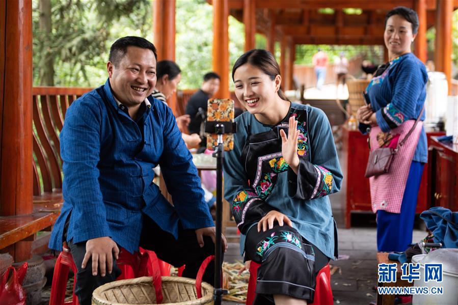 (新華全媒頭條·走向我們的小康生活·圖文互動)(10)那山,那人,那苗寨——十八洞村三代人的奮斗史