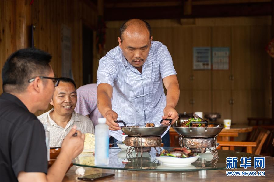 (新華全媒頭條·走向我們的小康生活·圖文互動)(9)那山,那人,那苗寨——十八洞村三代人的奮斗史