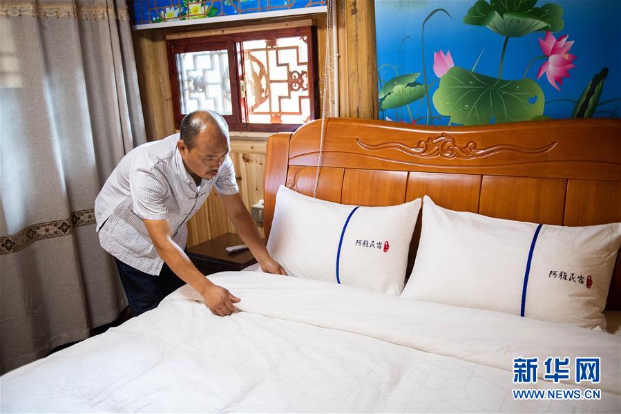 (新華全媒頭條·走向我們的小康生活·圖文互動)(3)那山,那人,那苗寨——十八洞村三代人的奮斗史