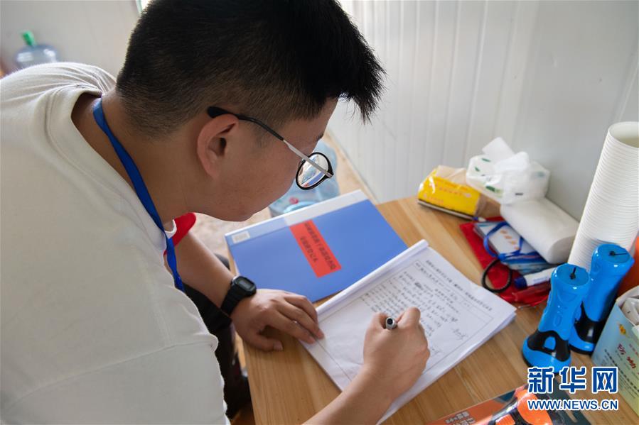 （防汛抗洪·圖文互動）（4）在大堤上成長，為人民守護——洪水中的青年“生力軍”